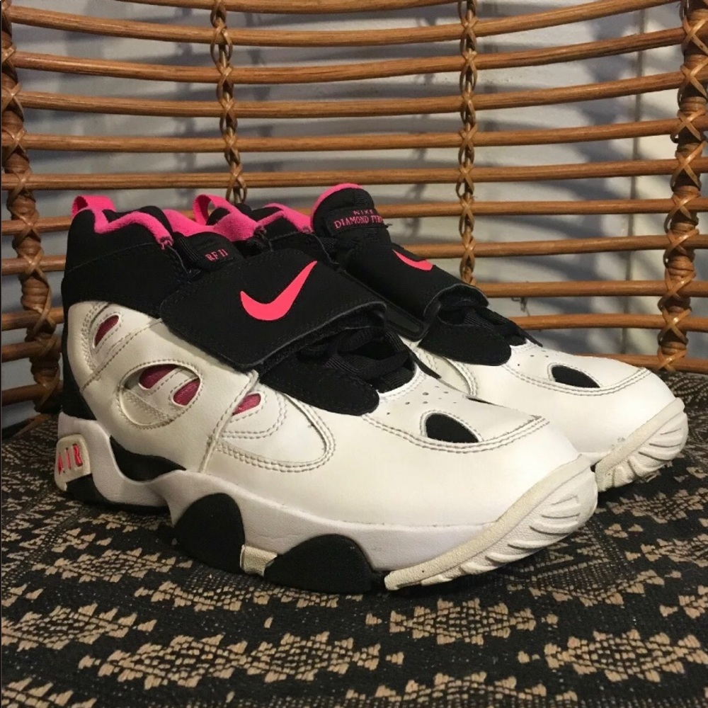 Nike- Air Diamond Turf 2 Black & Pink Youth 6.5Y